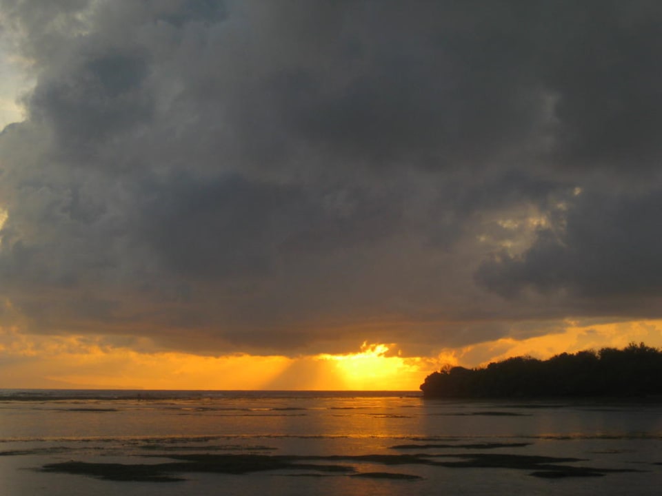 Sonnenaufgang vom Strand aus The Laguna A Luxury Collection Resort & Spa