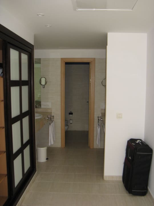 Anschliessender Bereich mit Badezimmer im Hintergr Hotel Costa Calero