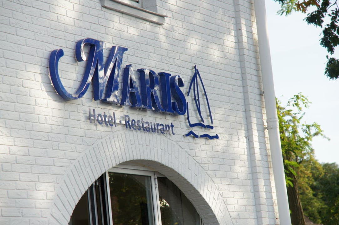 Maritimes Outfit des "Maris" Hotel Maris
