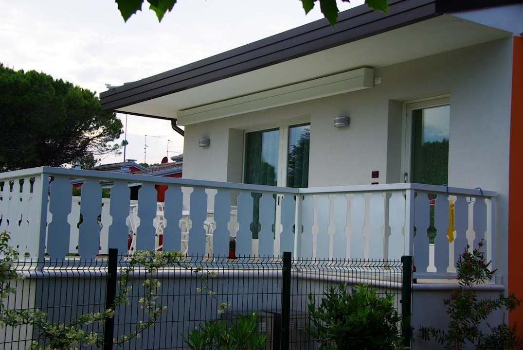 Zu den Nachbargrundstücke Villa Erica