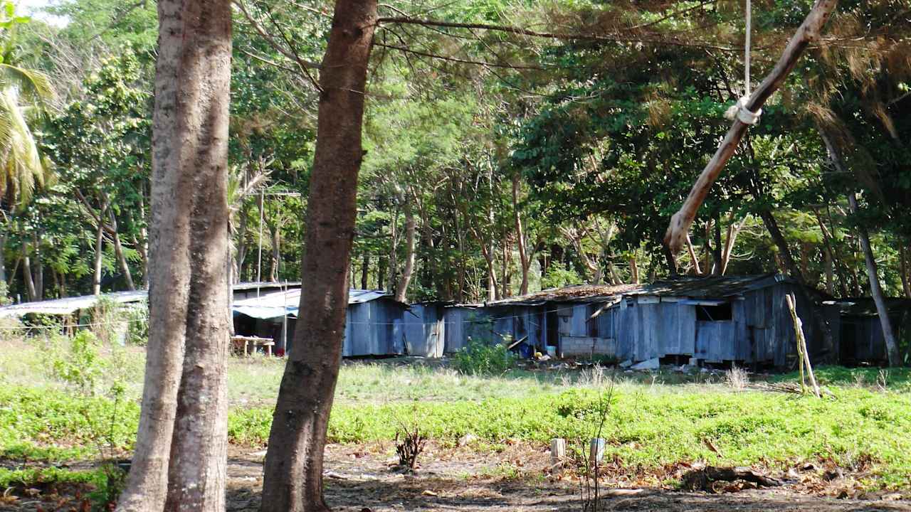 Elendshütten direkt neben dem Luxusresort Dusit Thani Krabi Beach Resort