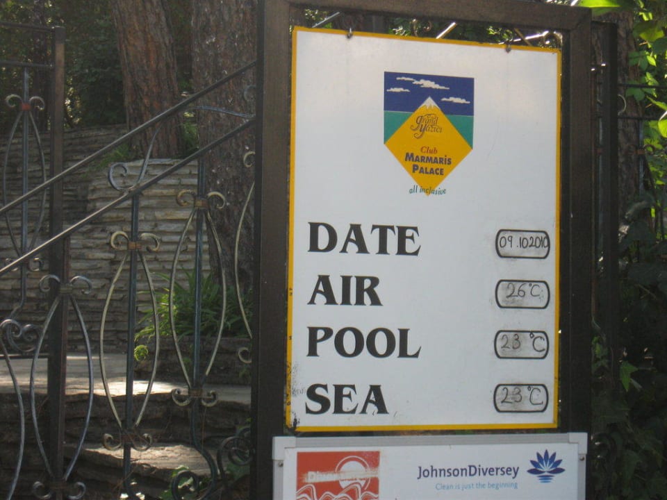 На территории отеля показывают температуру  Grand Yazici Club Marmaris Palace