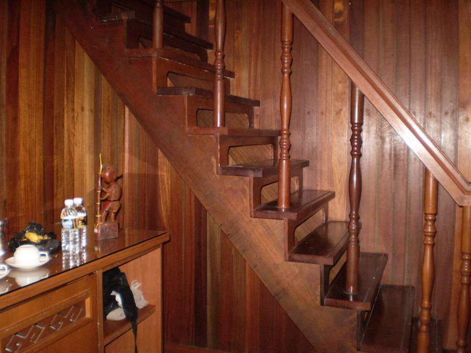 Aufgang vom Wohn- ins Schlafzimmer Aiman Batang Ai Resort & Retreat