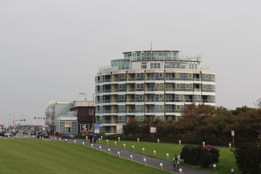 Blick vom Deich Richtung Hotel-Westflügel Hotel Fährhaus