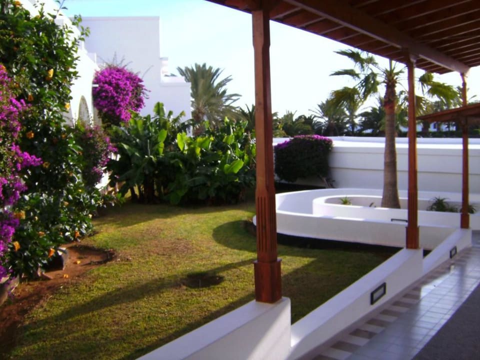 Gartenanlage vor den Hotelzimmern Relaxia Olivina