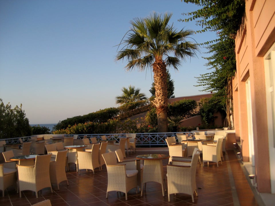 Terrasse/Bar am Eingang Mitsis Rodos Village