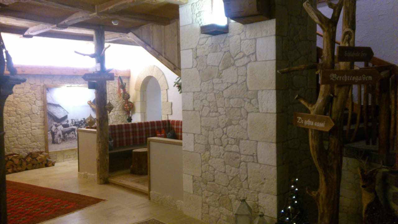 Neugestalteter Eingangsbereich Alm- & Wellnesshotel Alpenhof