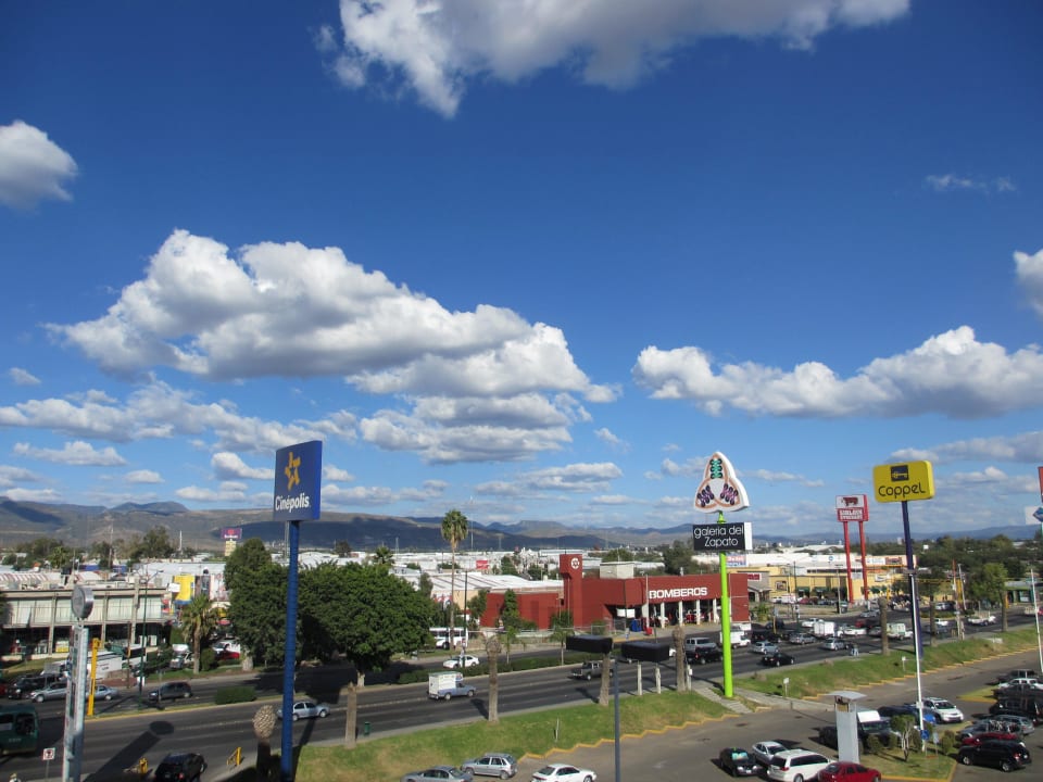 Ausblick aus dem Zimmer auf das Centro Max Hotel Suites Mexico Plaza Centro Max