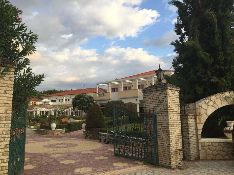 Eingang Hotel Chrousso Village