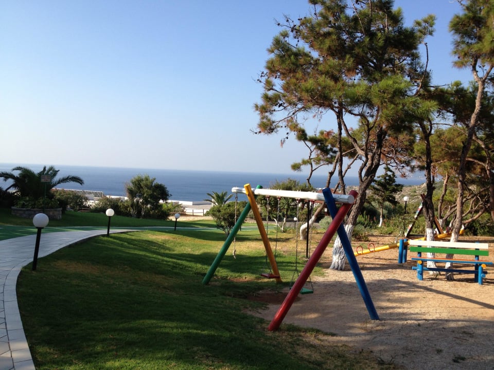 Spielplatz im Garten Hotel Kalithea Mare Palace