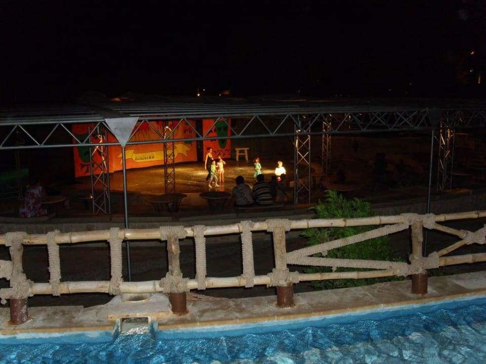 Pool bei Nacht mit Bühne Serenity Alpha Beach