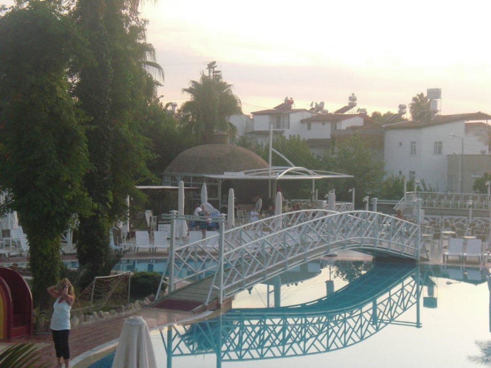 Die schöne Brücke über den großen Pool Seaden Corolla Hotel