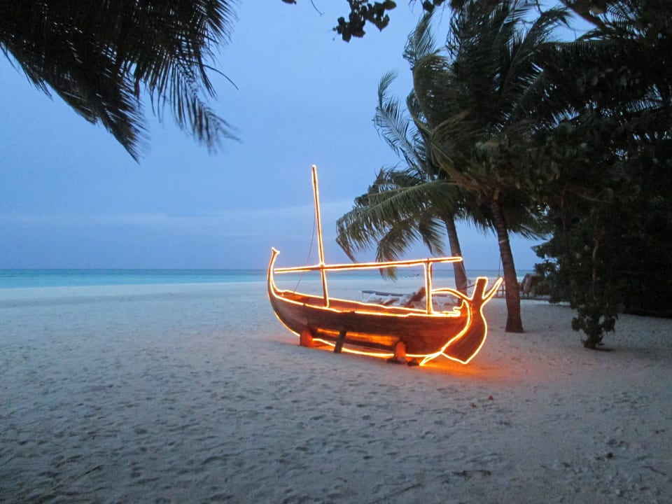 Beleuchtetes Boot Meeru Maldives Resort Island
