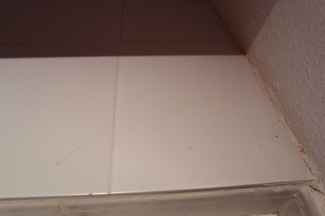 Dreck auf dem Boden im Badezimmer Iberostar Selection Santa Eulalia Ibiza