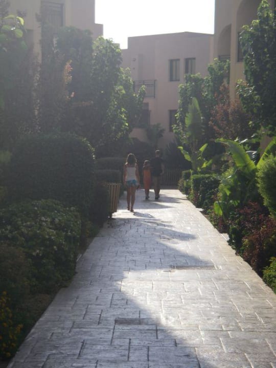 Weg zu den Zimmern in den Nebengebäuden Atlantica Aegean Blue