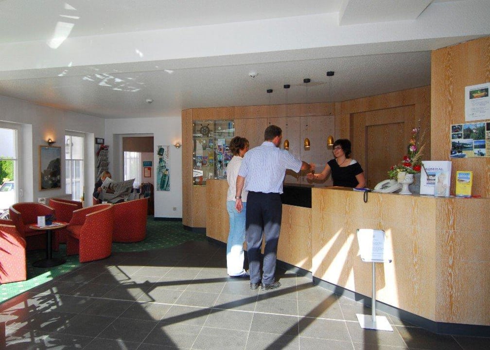 Der Eingangsbereich mit Rezeption Admiral Promenadenhotel