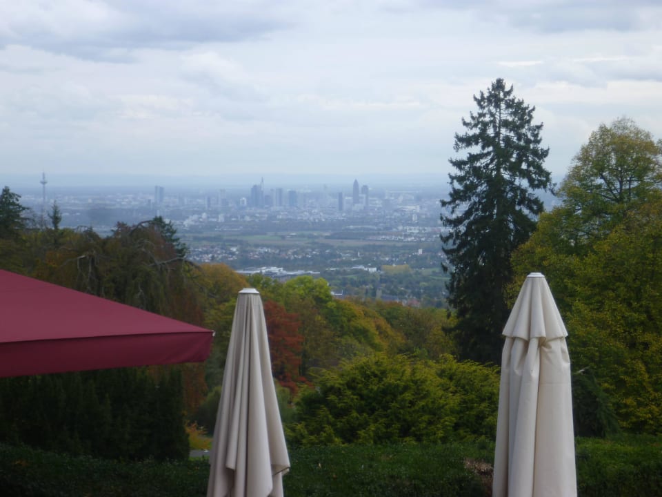 Traumhafter Blick auf Frankfurt Falkenstein Grand, Autograph Collection