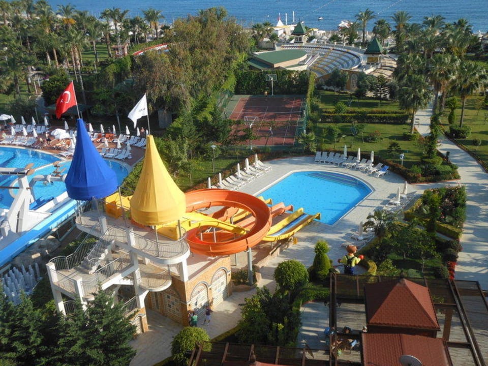 Rutschen u. Amphitheater im Hintergrund Saphir Resort & Spa
