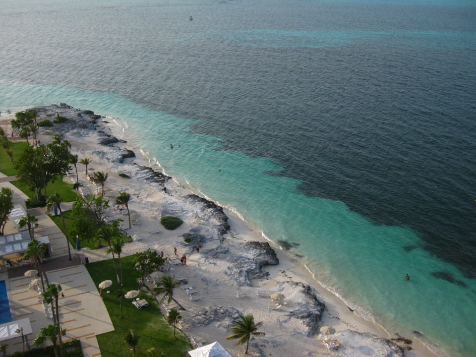 Strand links mit den Steinterrassen Hotel Riu Palace Peninsula
