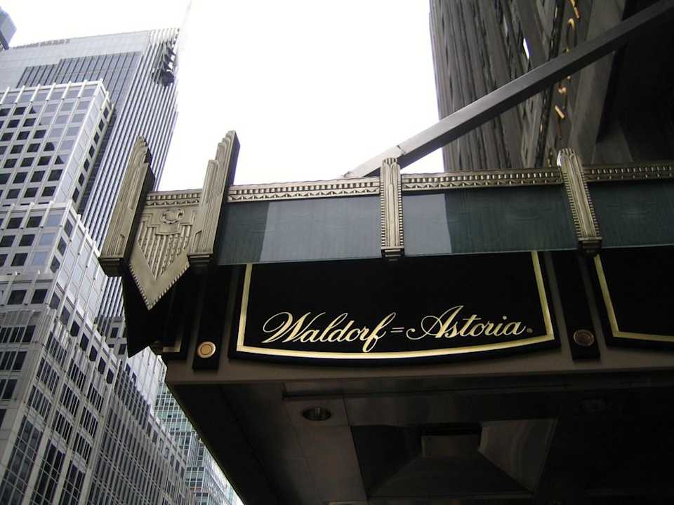 Einer der vier Eingänge The Waldorf Astoria New York