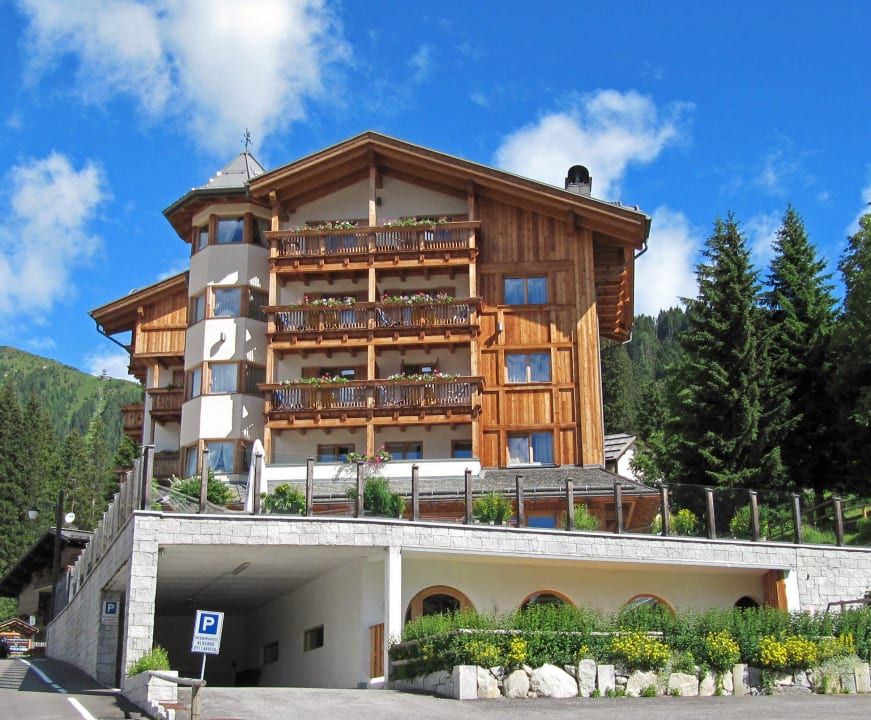 Seitlich / Tiefgarage+Hallenbad Hotel Campiglio Bellavista