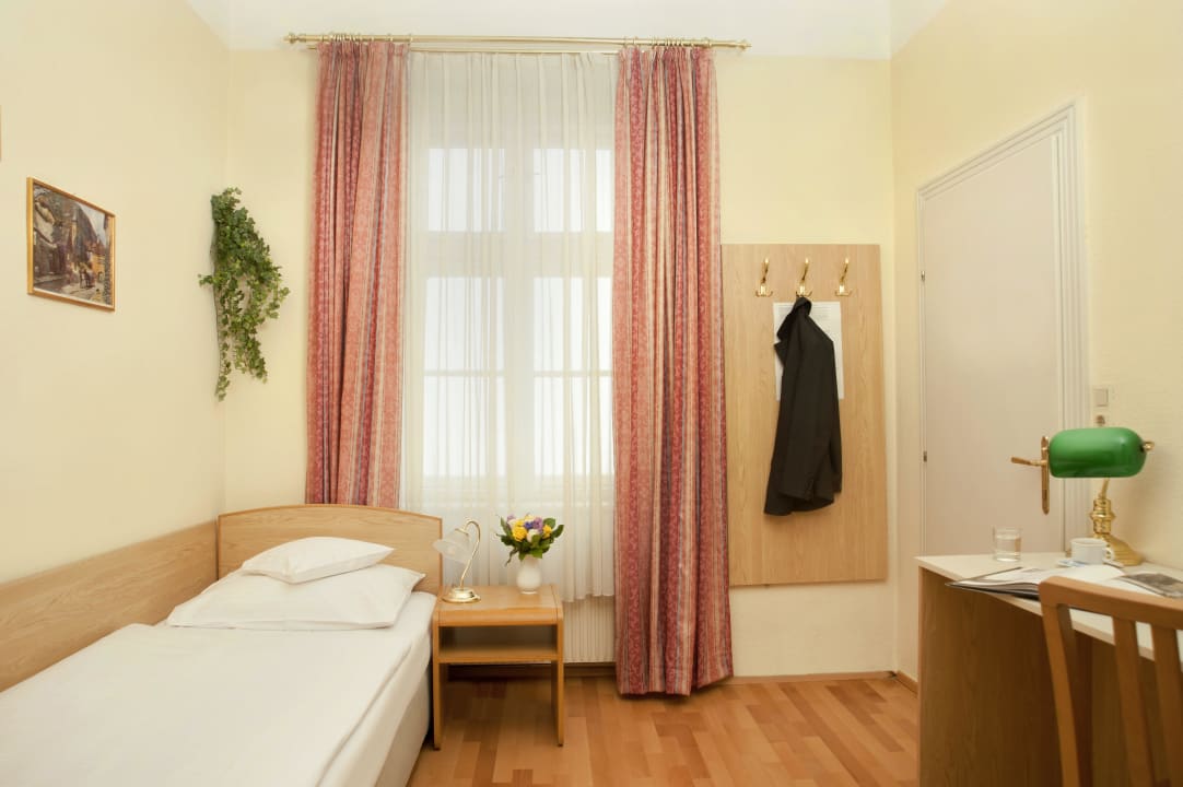 Einzelzimmer / Single Room Hotel Graf Stadion