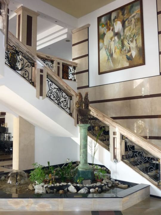 Treppe in den ersten Stock im Lobby Bereich Helena Sands