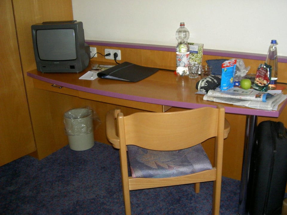 Schreibtisch mit Fernseher Hotel Herzog Heinrich