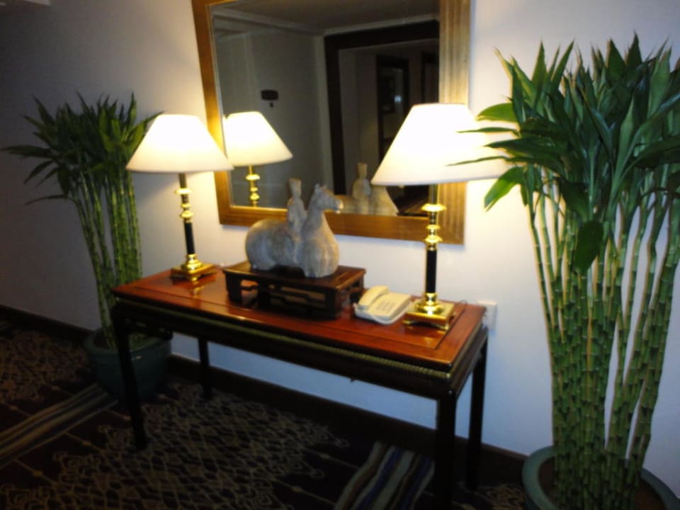 Elegante Dekoration in den Gängen JW Marriott Hotel Bangkok