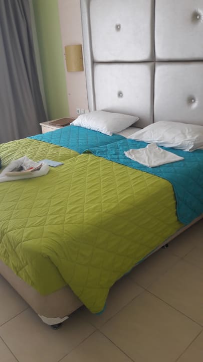 Zimmer Grand Blue Beach Hotel