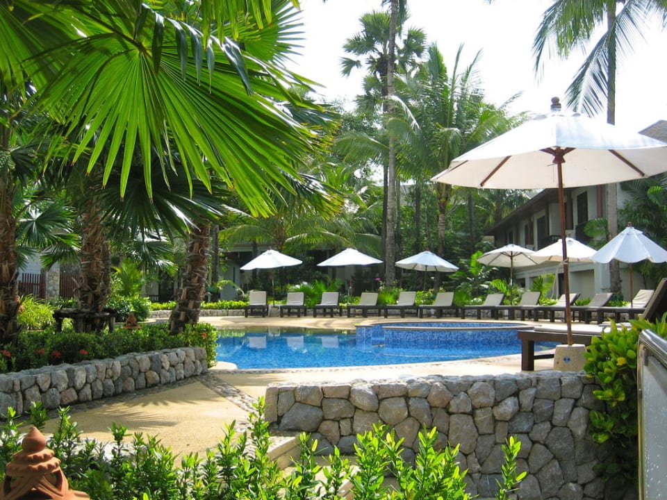 Hauptpool mit Blick auf Strand und Meer La Flora Khao Lak