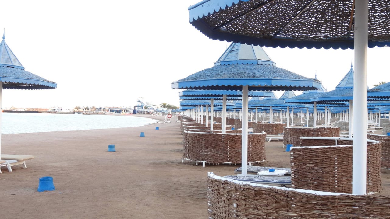 Hoteleigener Strand am Morgen The Grand Hotel Hurghada