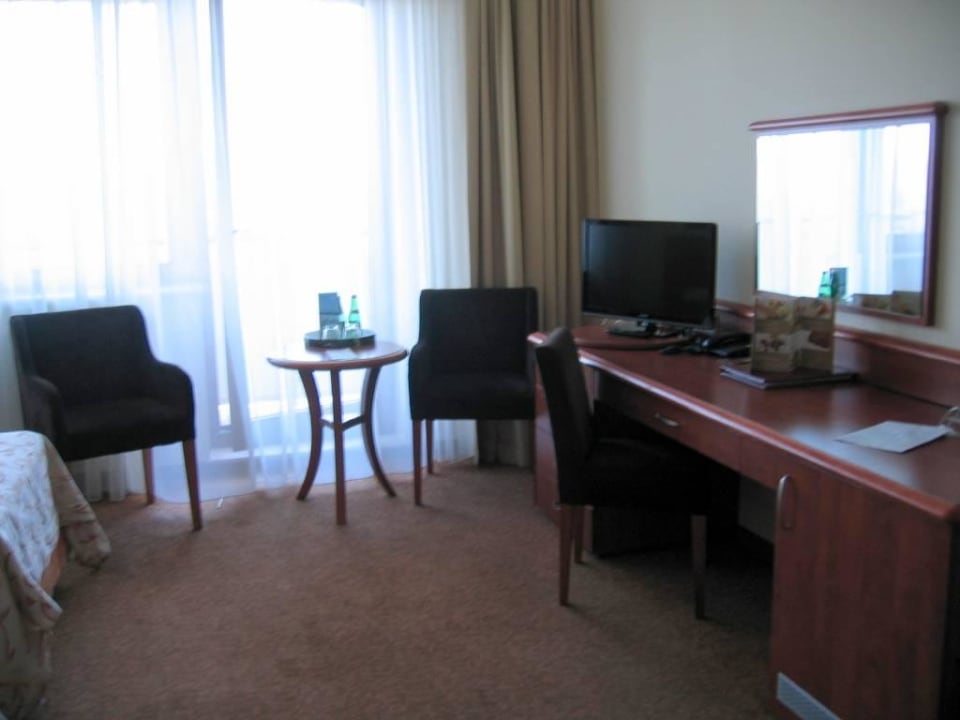 Sitzecke, Schreibtisch, TV Arka Medical Spa