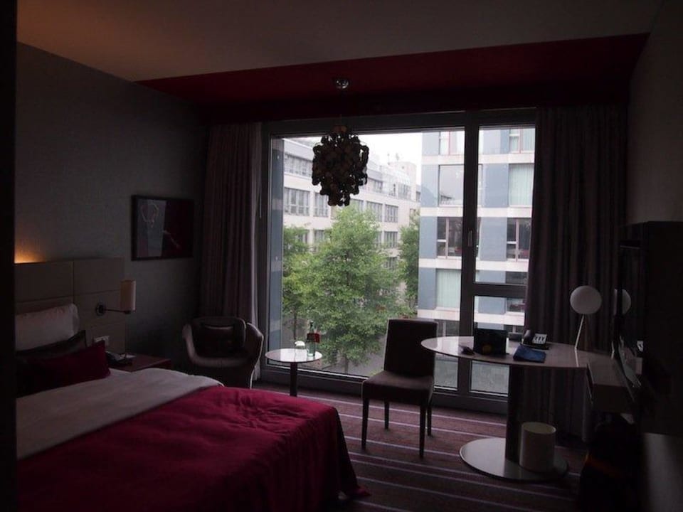 Чудесный номер с огромным окном Radisson Blu Hotel Media Harbour