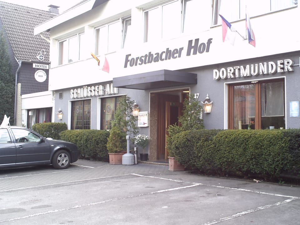 Eingang mit Parkplatz Hotel Forstbacher Hof