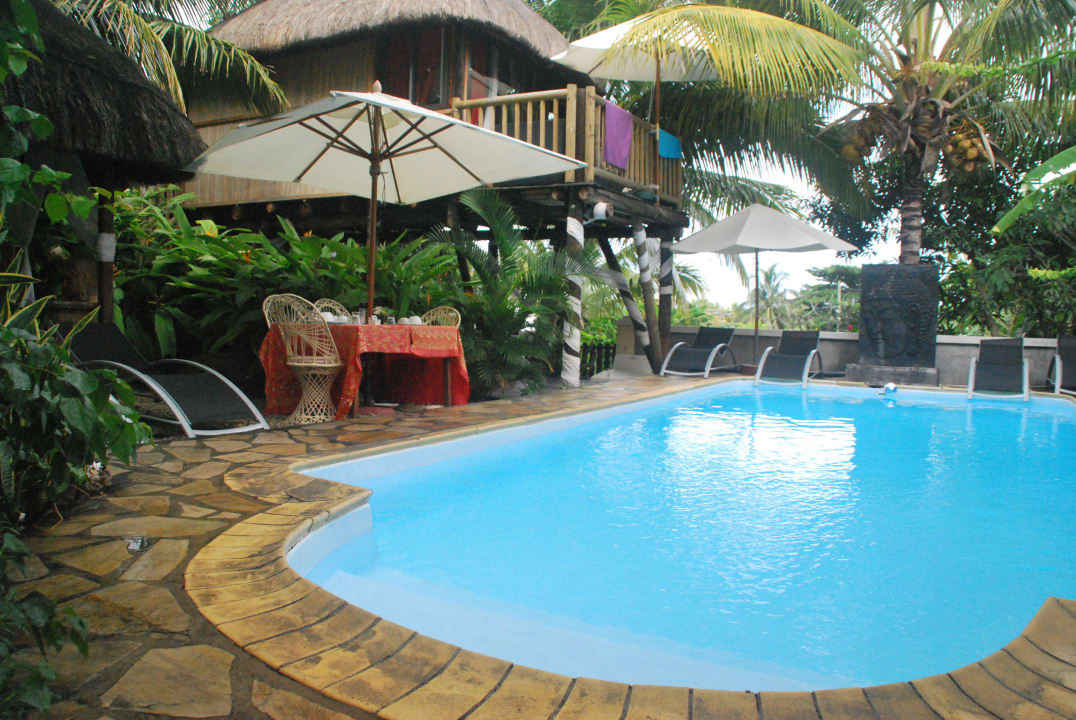 Der Pool und das Baumhaus Villa Seewoo