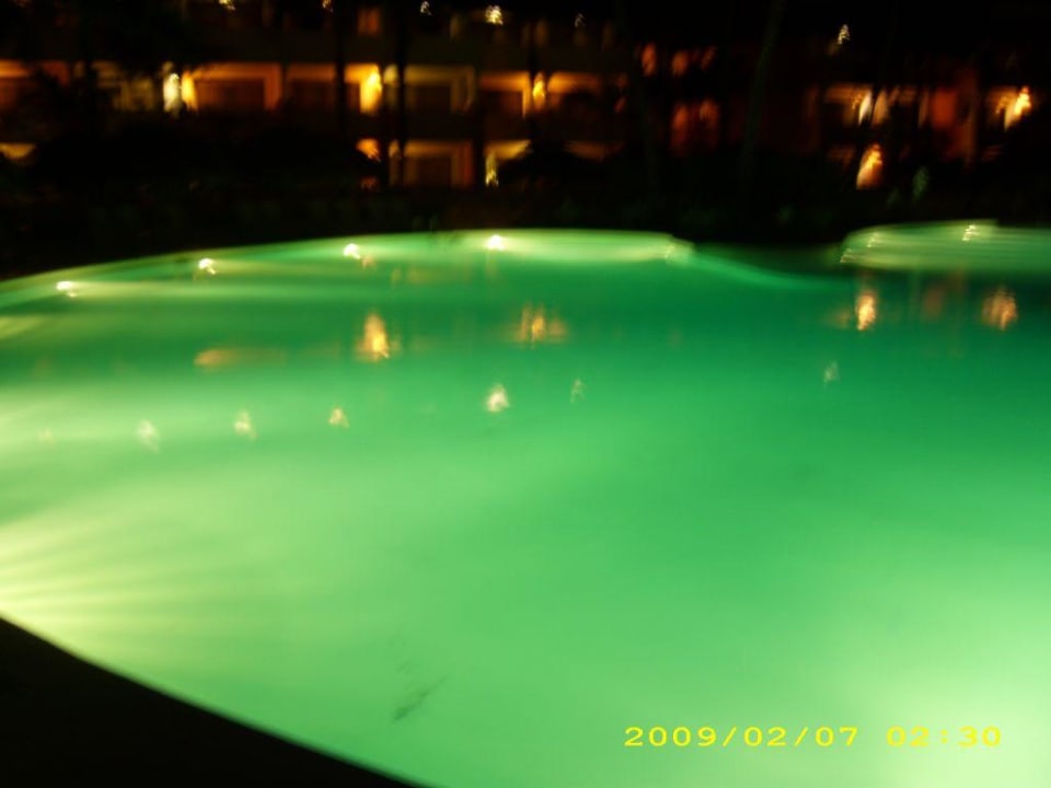 der Pool bei Nacht Iberostar Waves Costa Dorada