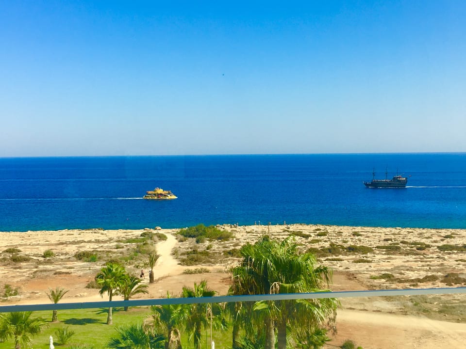 Ausblick Leonardo Crystal Cove Hotel & Spa – Adults only