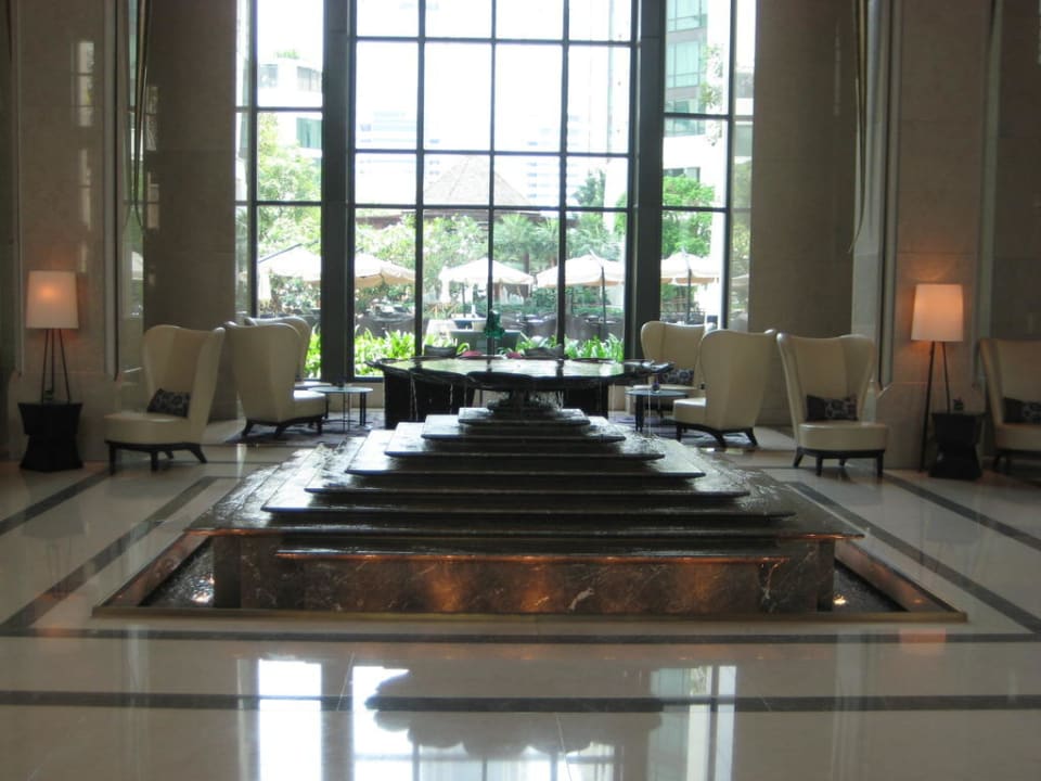 Springbrunnen in der Lobby  Siam Kempinski Hotel Bangkok