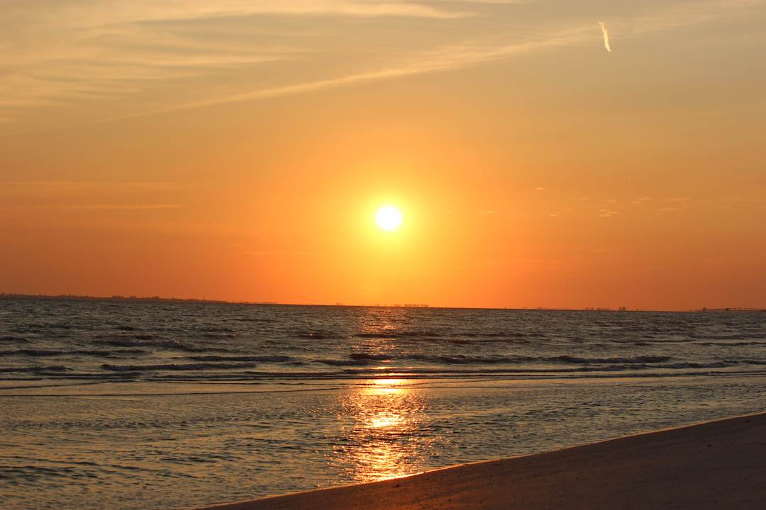Wunderschöner Sonnenuntergang Hotel Sandpiper Gulf Resort
