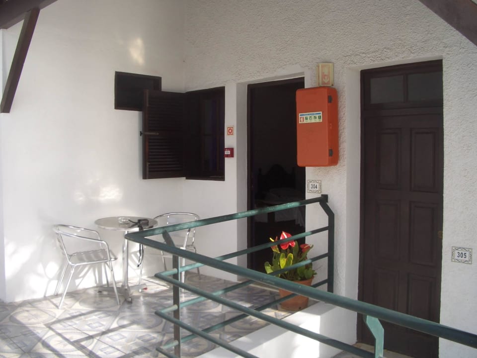 Eingang der Zimmer Residencial Vila Lusitania