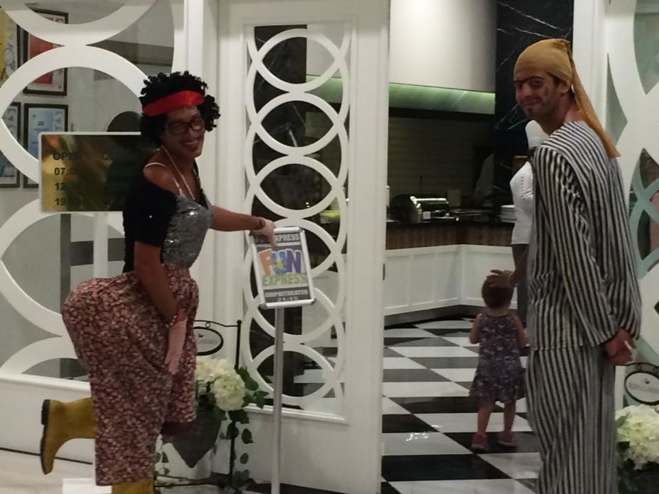 Animateure vor dem Restaurant Hotel Royal Garden Beach