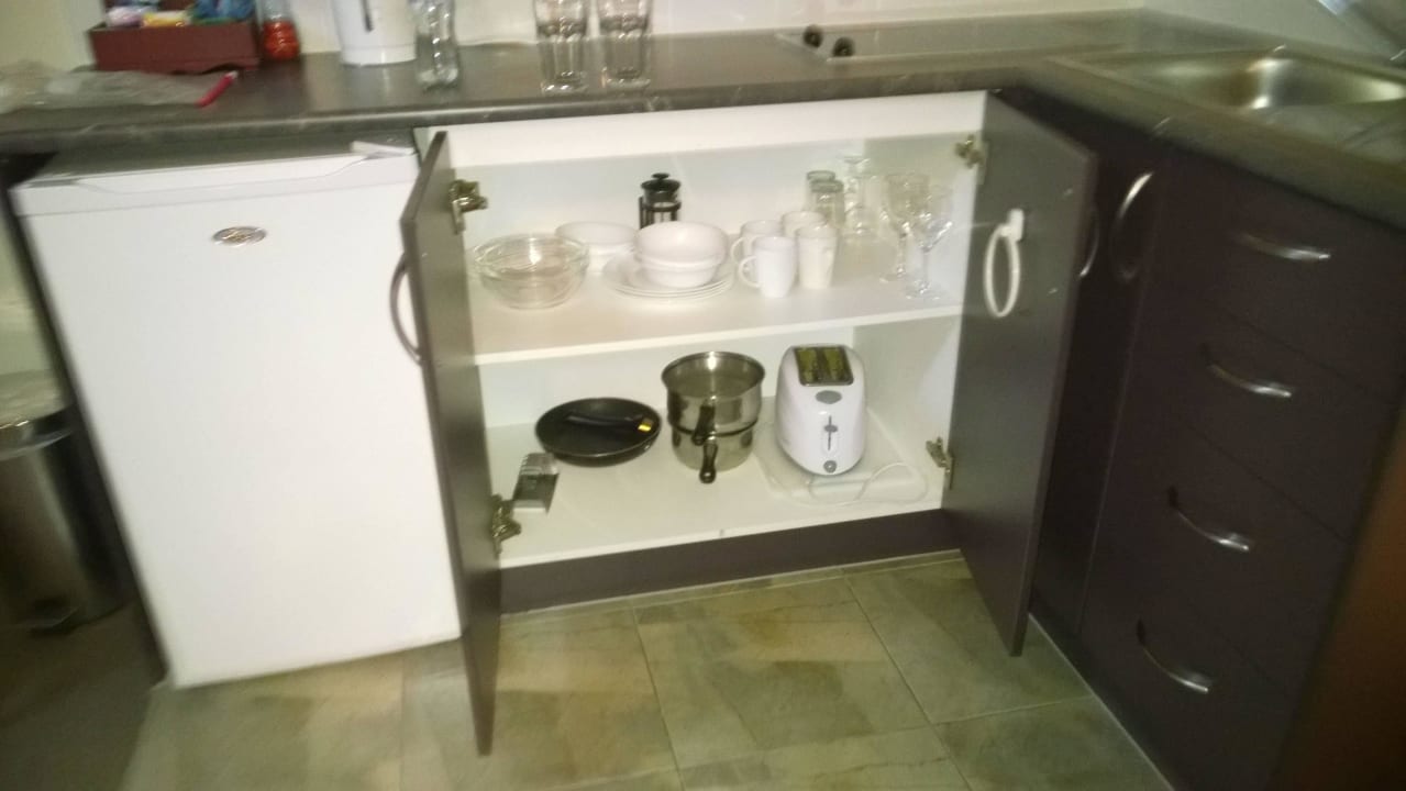 Die kleine Küche ist gut ausgestattet BKs Pioneer Motel