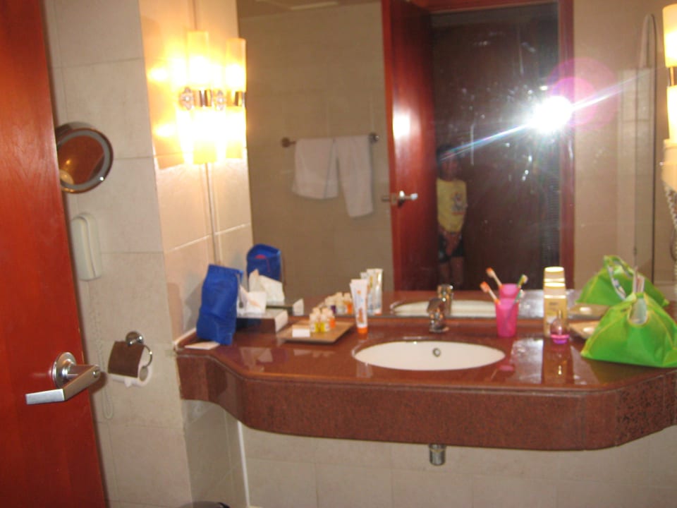 Großes sauberes Bad Parrotel Beach Resort