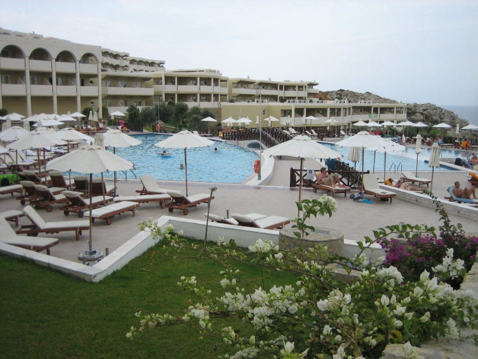 Pool an der Mythos Bar Hotel Kalithea Horizon Royal