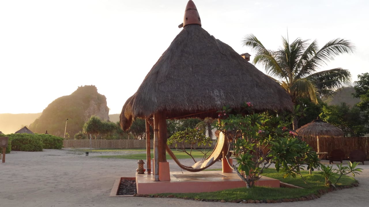 Hängematte ins rechte Licht gerückt. Novotel Lombok Resort & Villas