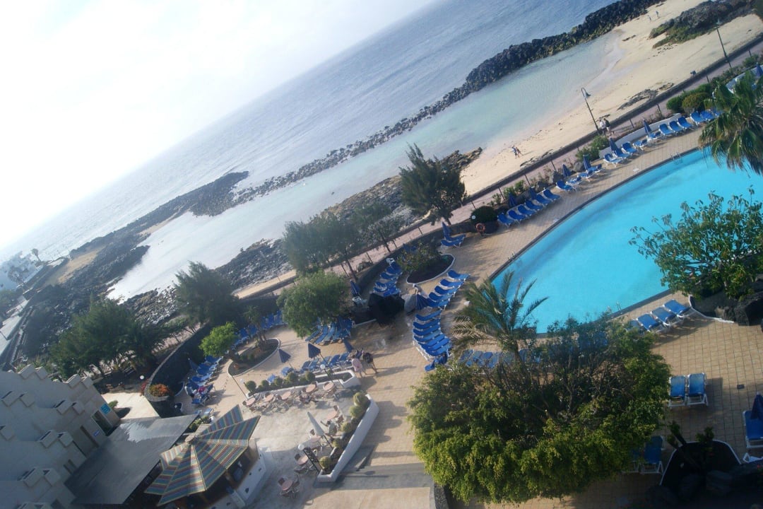 Bucht / Strandpromenade / Teilbereich Pool mit Bar Hotel Grand Teguise Playa