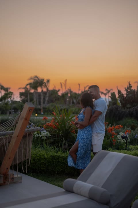 Gartenanlage TAF All Villas Beachfront Resort & TESLA Y