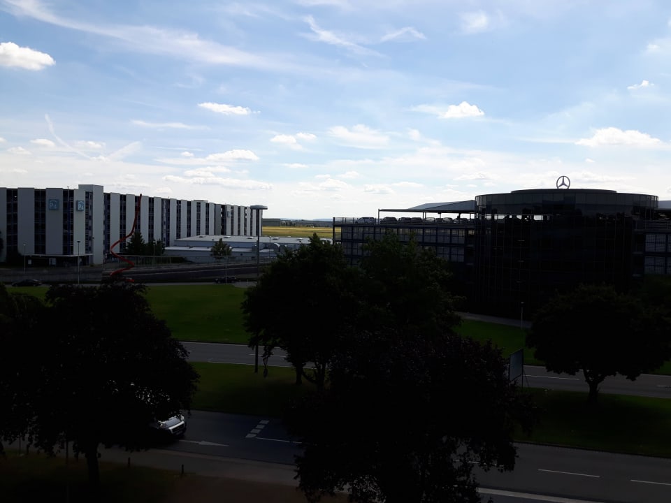 Ausblick zum Flughafen aus dem Zimmer Leonardo Hotel Hannover Airport