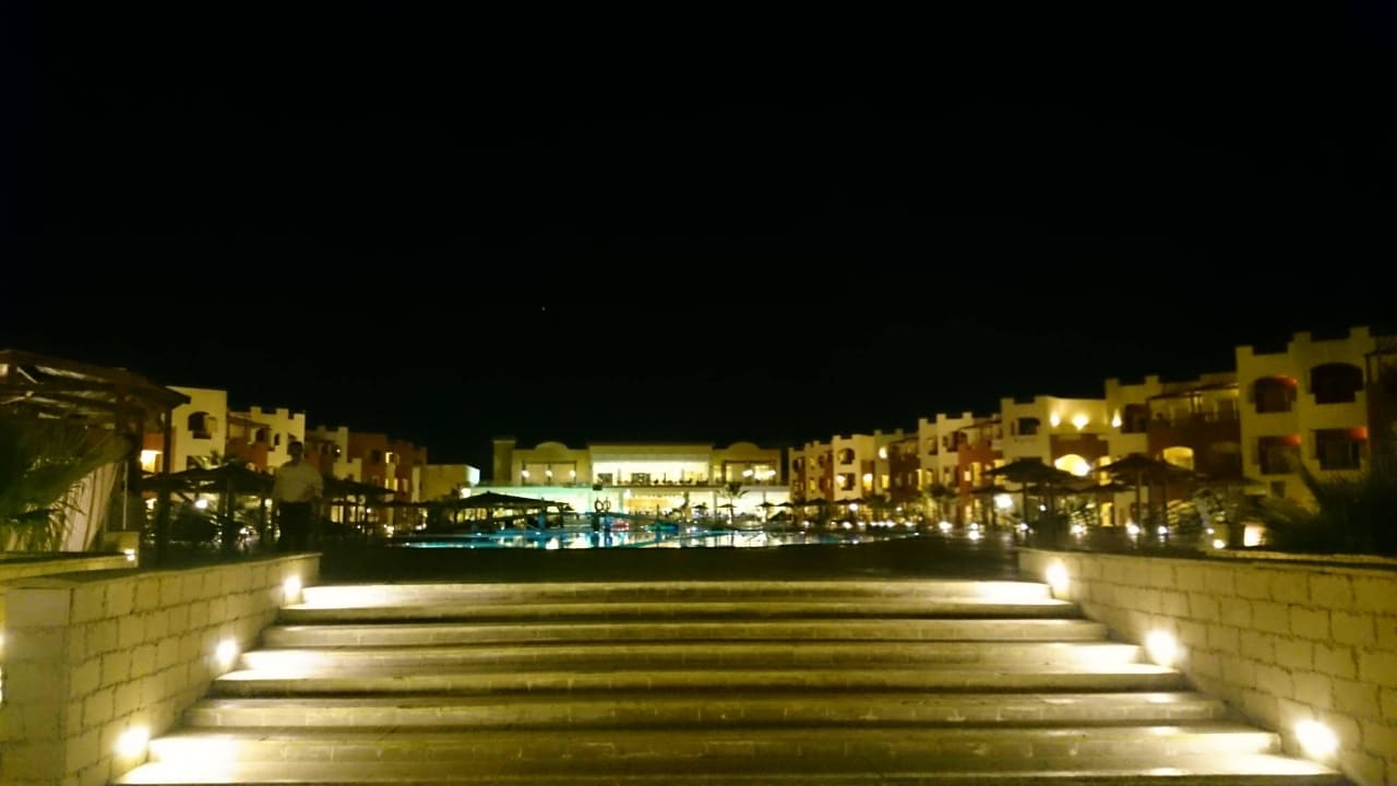 Aufgang vom Strand zum Hotel  Casa Mare Resort